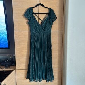 Lulu’s Emerald Green midi dress with shimmer